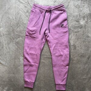 NWOT Nike Sportswear Tech Fleece Joggers Sweatpants Violet/Purple/Lilac M